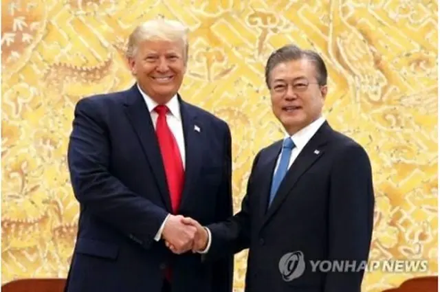 ６月３０日、韓国青瓦台で会談する文大統領（右）とトランプ大統領＝（聯合ニュース）