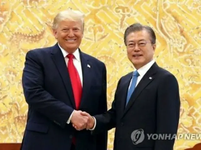 ６月３０日、韓国青瓦台で会談する文大統領（右）とトランプ大統領＝（聯合ニュース）