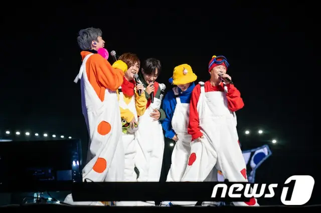 「H.O.T」、1年ぶりの完全体でのコンサート…波打つ白い風船は17年前と変わらず（提供:news1）