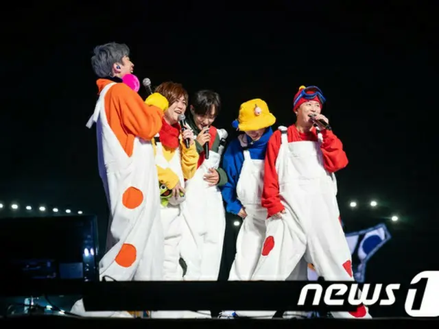 「H.O.T」、1年ぶりの完全体でのコンサート…波打つ白い風船は17年前と変わらず（提供:news1）