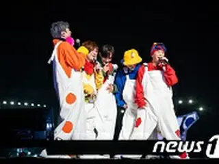 「H.O.T」、1年ぶりの完全体でのコンサート…波打つ白い風船は17年前と変わらず