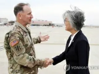 韓国外相　ソウル郊外の在韓米軍基地で司令官と会談