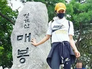 イ・シヨン、秋の清渓山で自撮り…鍛えた脚に注目