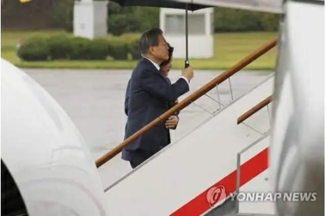 大統領専用機に乗り込む文大統領夫妻＝２２日、城南（聯合ニュース）