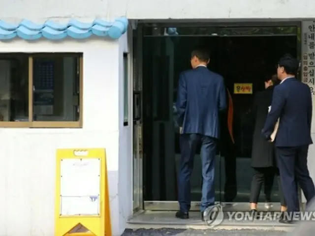 家宅捜索に入った検察関係者＝２３日、ソウル（聯合ニュース）