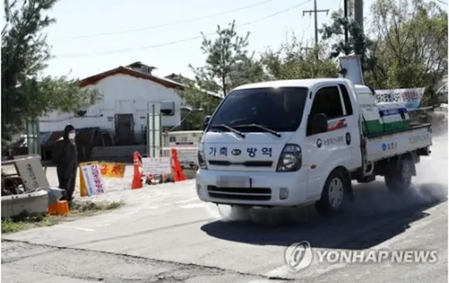 金浦の養豚場周辺で消毒作業を行う車両＝２３日、金浦（聯合ニュース）