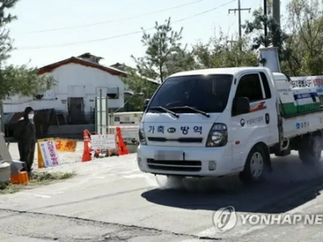 金浦の養豚場周辺で消毒作業を行う車両＝２３日、金浦（聯合ニュース）