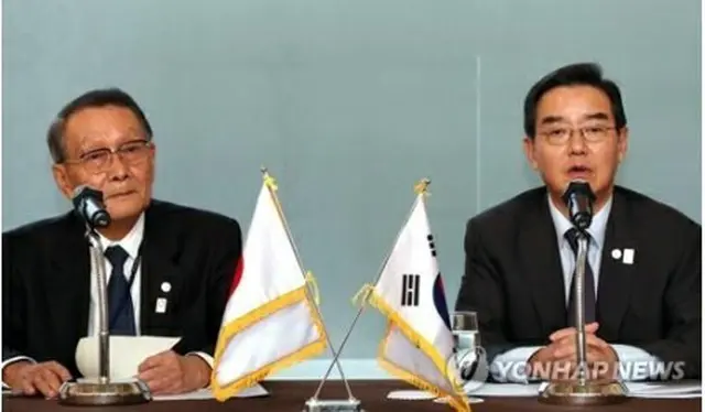 韓日経済協会の金ユン（キム・ユン）会長（右）と日韓経済協会の佐々木幹夫会長（資料写真）＝（聯合ニュース）