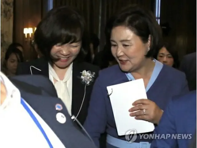 ユニセフ主催のカンファレンスで言葉を交わす金正淑氏（右）と昭恵氏＝24日、ニューヨーク（聯合ニュース）