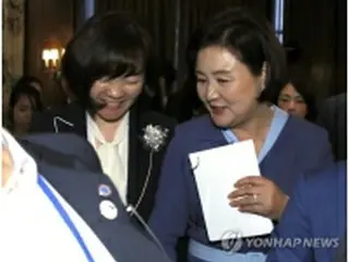 NYでの韓日首脳会談見送り　両夫人はユニセフ行事であいさつ