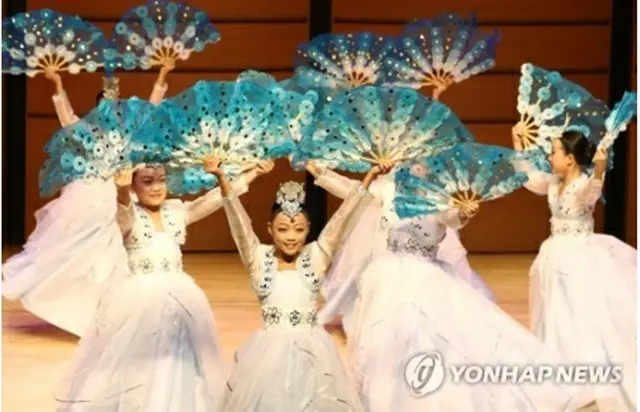 ８月にソウルで開かれた「世界韓民族公演芸術祭」で伝統舞踊を披露するカザフスタンのチーム（資料写真）＝（聯合ニュース）