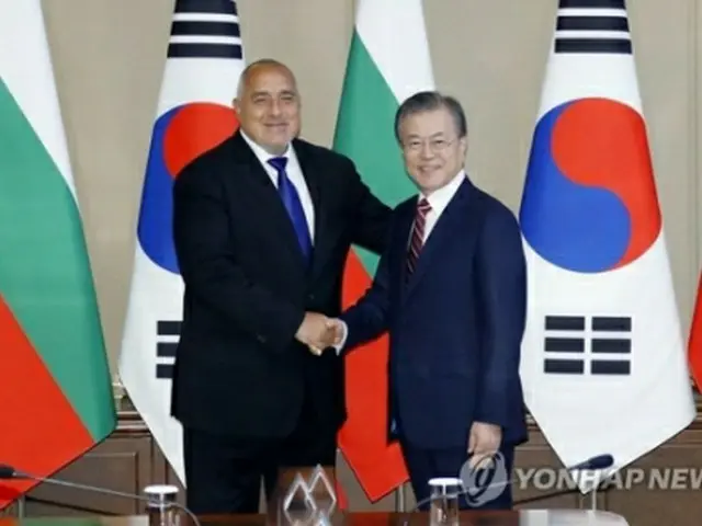 握手する文大統領（右）とボリソフ首相＝27日、ソウル（聯合ニュース）