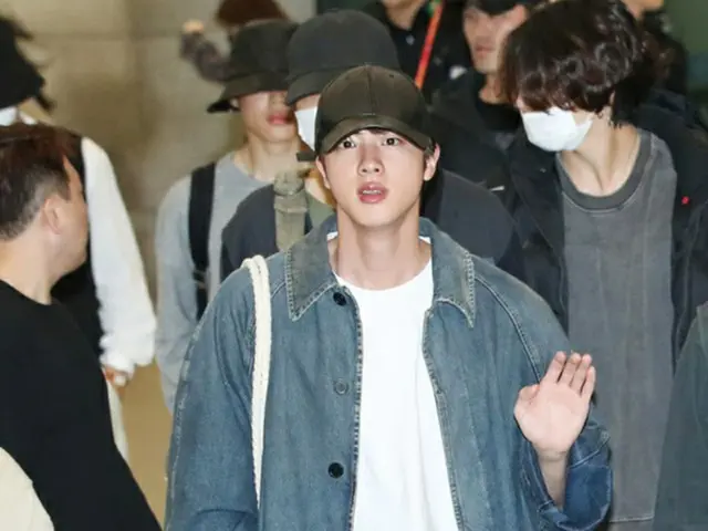 韓国ボーイズグループ「防弾少年団」JINが、私服を素敵に着こなすアイドル1位に選ばれた。（写真提供:news1）