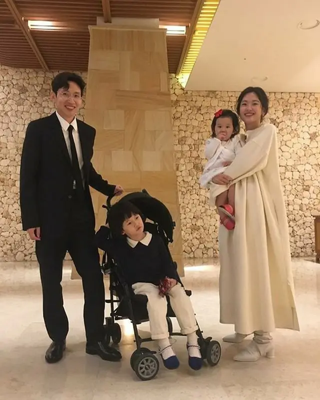 韓国俳優ポン・テギュが、スタイリッシュな家族写真を公開して話題になっている。（写真提供:OSEN）