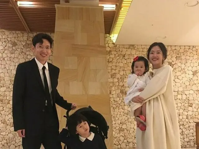 韓国俳優ポン・テギュが、スタイリッシュな家族写真を公開して話題になっている。（写真提供:OSEN）