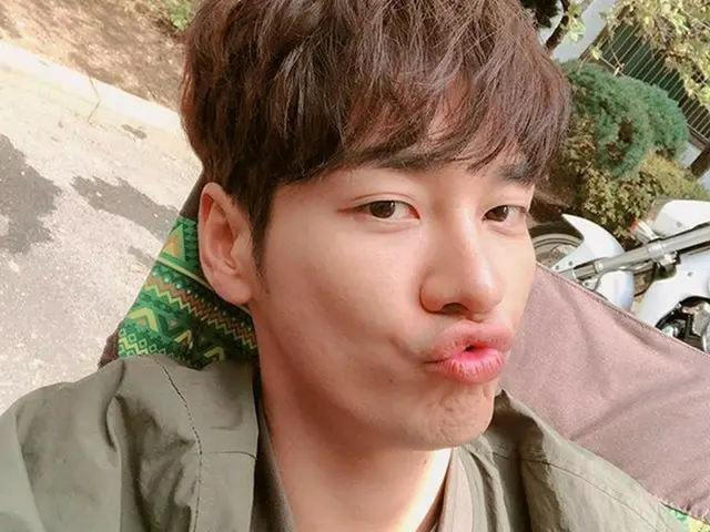 俳優キム・ヨングァンが、撮影中の休息時間に撮った写真がかっこよすぎると話題になっている。（写真提供:OSEN）