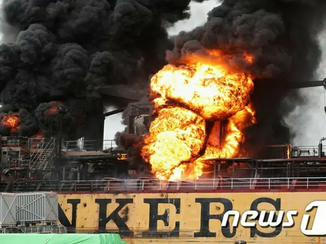 28日午前、韓国蔚山の埠頭で停泊中の石油タンカーから火災発生（提供:news1）