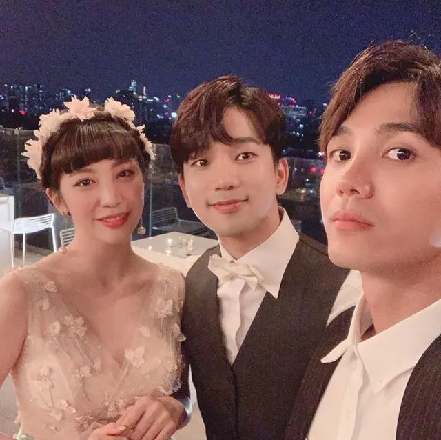 結婚式を挙げたG.O＆チェ・イェスルとミル。（提供:OSEN）