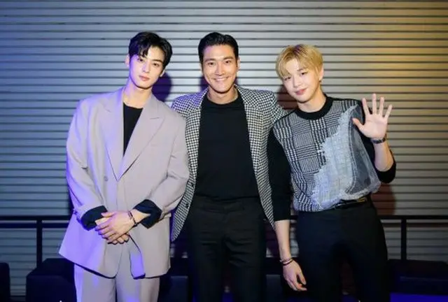 韓国ボーイズグループ「SUPER JUNIOR」メンバーのシウォンが、チャ・ウヌ（ASTRO）、カン・ダニエルと一緒に撮った写真を公開して話題になっている。（写真提供:OSEN）