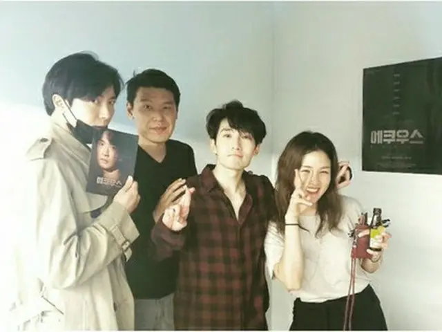韓国俳優キム・ジェウクが、リュ・ドクファンが出演中の演劇「EQUUS」の応援に駆け付けた。（写真提供:OSEN）