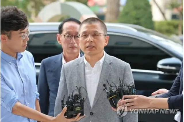 ソウル南部地検前で報道陣の取材に応じる黄氏＝１日、ソウル（聯合ニュース）