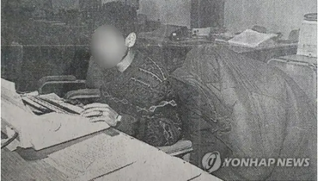 「華城連続殺人事件」の有力容疑者（右）。１９９４年に妻の妹を殺害した疑いで逮捕され、警察の取り調べを受けている様子（中部毎日新聞提供）＝（聯合ニュース）≪転載・転用禁止≫