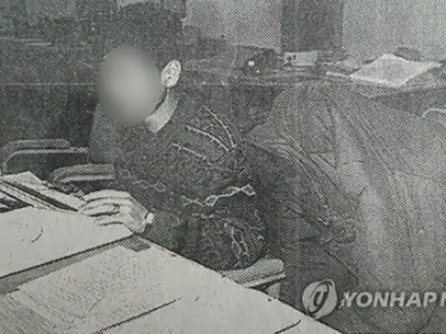 「華城連続殺人事件」の有力容疑者（右）。１９９４年に妻の妹を殺害した疑いで逮捕され、警察の取り調べを受けている様子（中部毎日新聞提供）＝（聯合ニュース）≪転載・転用禁止≫