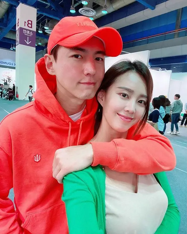 韓国女優チ・ソヨンが、夫で俳優のソン・ジェヒとギャラリーデートを楽しんでいる様子を公開して話題になっている。（写真提供:OSEN）