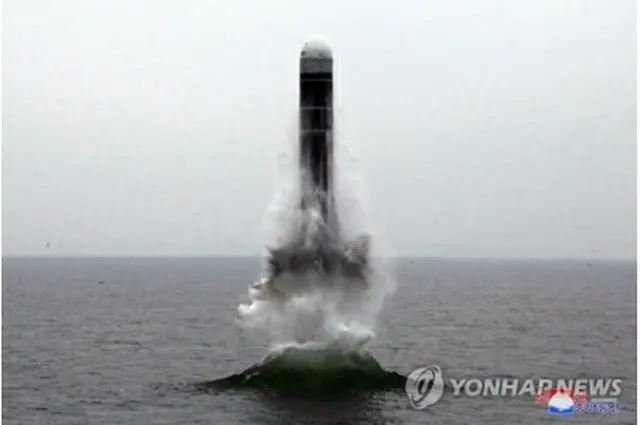 新型の潜水艦発射弾道ミサイル「北極星3型」の試射に成功したと、朝鮮中央通信が伝えた＝（朝鮮中央通信＝聯合ニュース）≪転載・転用禁止≫