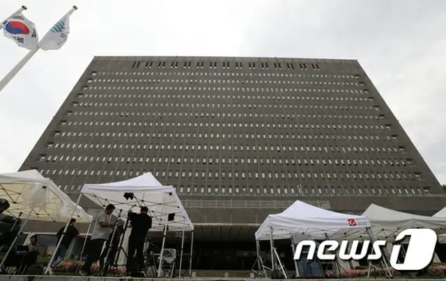 韓国法相の妻、非公開で検察出頭＝メディア集まるも地下利用で”顔見せず”（画像:news1）