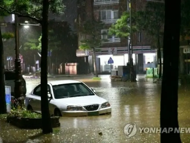 大雨で冠水した江原道三陟市内の道路＝3日、三陟（聯合ニュース）