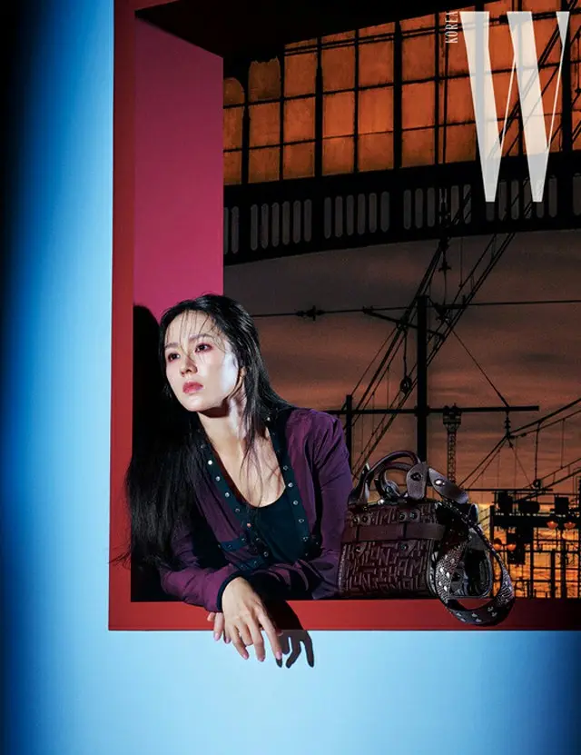 ソン・イェジン、映画の中の一場面のような秋のグラビアを公開…フェミニンとワイルドさを両立（提供:news1）