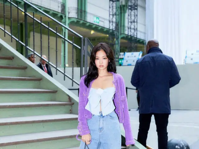 ジェニー（BLACKPINK）、パリを虜にする美貌…カーディB、アナ・ウィンターと並んで（提供:Osen）