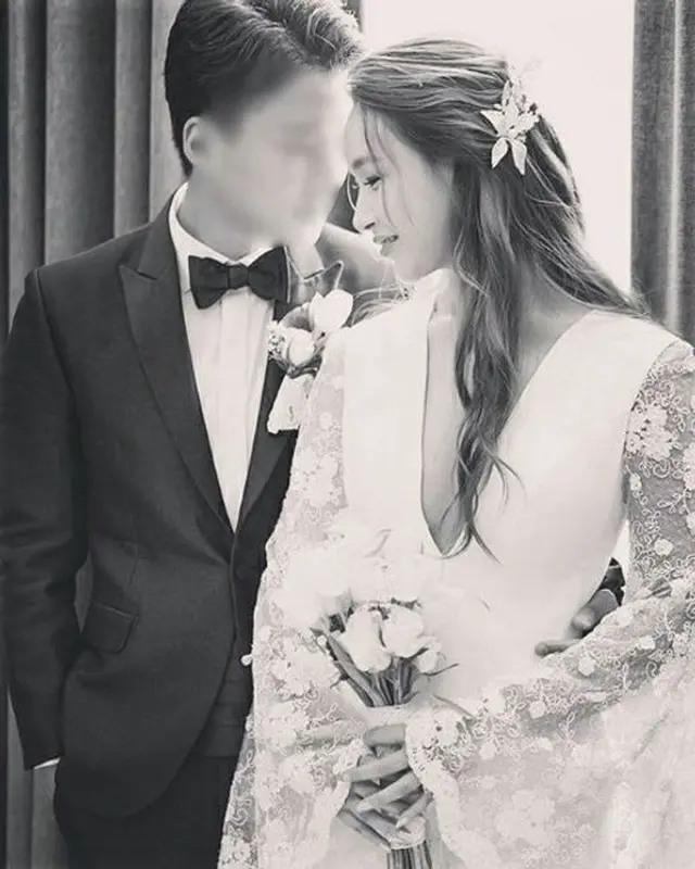 韓国人気振付師のペ・ユンジョンがウェディング写真を公開すると共に、相次ぐ結婚へのお祝いに感謝のあいさつをした。（写真提供:OSEN）