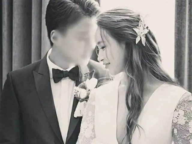 韓国人気振付師のペ・ユンジョンがウェディング写真を公開すると共に、相次ぐ結婚へのお祝いに感謝のあいさつをした。（写真提供:OSEN）