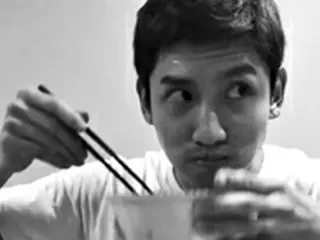 【トピック】チャンミン(東方神起)、テレビを見ながら夜食中の姿がCMみたいだと話題