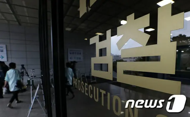 韓国検察が8日、チョ・グク法務部（法務省に相当）長官の妻チョン・ギョンシム東洋大教授を3回目の召喚し、取り調べをしている。（提供:news1）