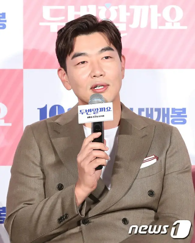 ＜韓国プロ野＞準PO第3戦、“LG熱血ファン”俳優イ・ジョンヒョクが始球式（提供:news1）