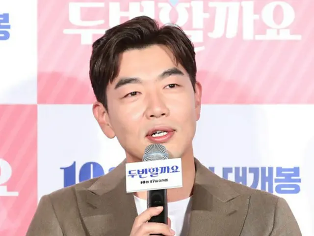 ＜韓国プロ野＞準PO第3戦、“LG熱血ファン”俳優イ・ジョンヒョクが始球式（提供:news1）