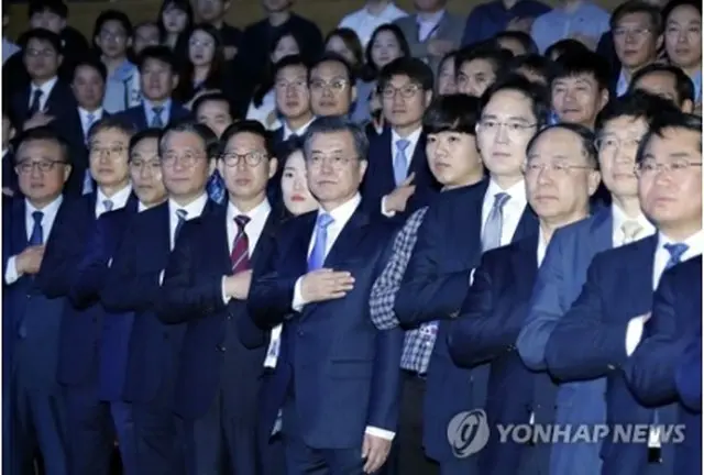 式に出席した文大統領（前列中央）と李在鎔サムスン電子副会長（前列右から4人目）=10日、牙山（聯合ニュース）