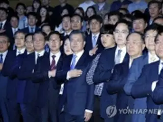 文大統領「サムスン副会長に感謝」　大型投資のパネル工場訪問