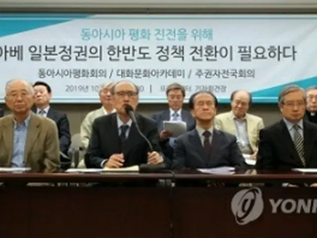 会見であいさつする李元首相（左から3人目）＝10日、ソウル（聯合ニュース）