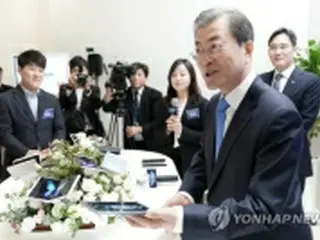 日本の輸出規制「心配しなくてもいいか」　サムスン工場訪問の文大統領