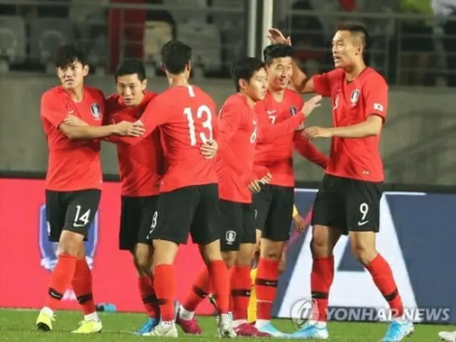 先制ゴールを決めた孫（右から２人目）とともに喜ぶ韓国の選手たち＝１０日、華城（聯合ニュース）