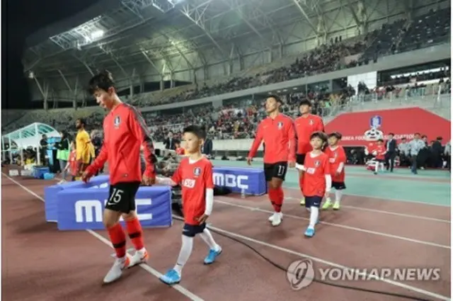 韓国代表はソウル郊外で行われた第2戦でスリランカに8―0で大勝した。入場する韓国選手=10日、京畿道・華城=（聯合ニュース）