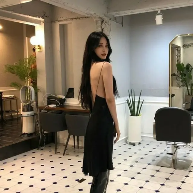 韓国女優ハン・イェスルが、破格的なドレス姿で注目を浴びている。（写真提供:OSEN）