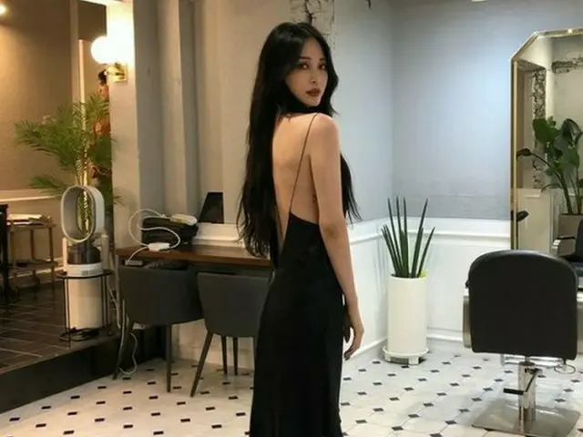 韓国女優ハン・イェスルが、破格的なドレス姿で注目を浴びている。（写真提供:OSEN）