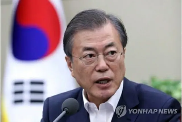 青瓦台（大統領府）で開いた首席秘書官・補佐官会議で発言する文大統領＝１４日、ソウル（聯合ニュース）