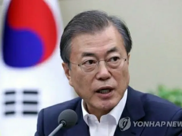 青瓦台（大統領府）で開いた首席秘書官・補佐官会議で発言する文大統領＝１４日、ソウル（聯合ニュース）