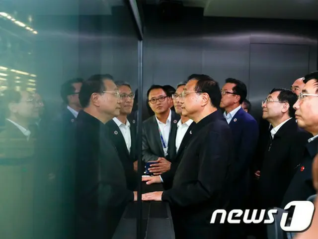 中国の李克強首相が去る14日、中国・西安にあるサムスン電子の半導体工場を電撃訪問した。（提供:news1）